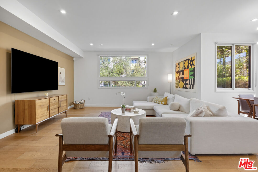 532 W Elk Ave Unit: 2