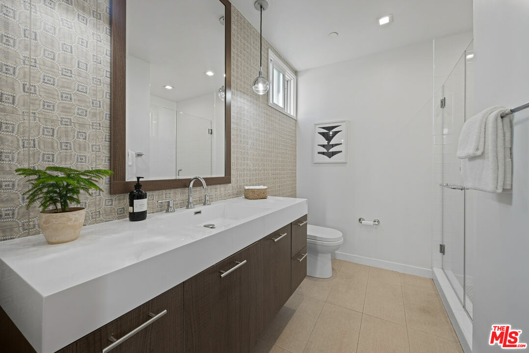 532 W Elk Ave Unit: 2