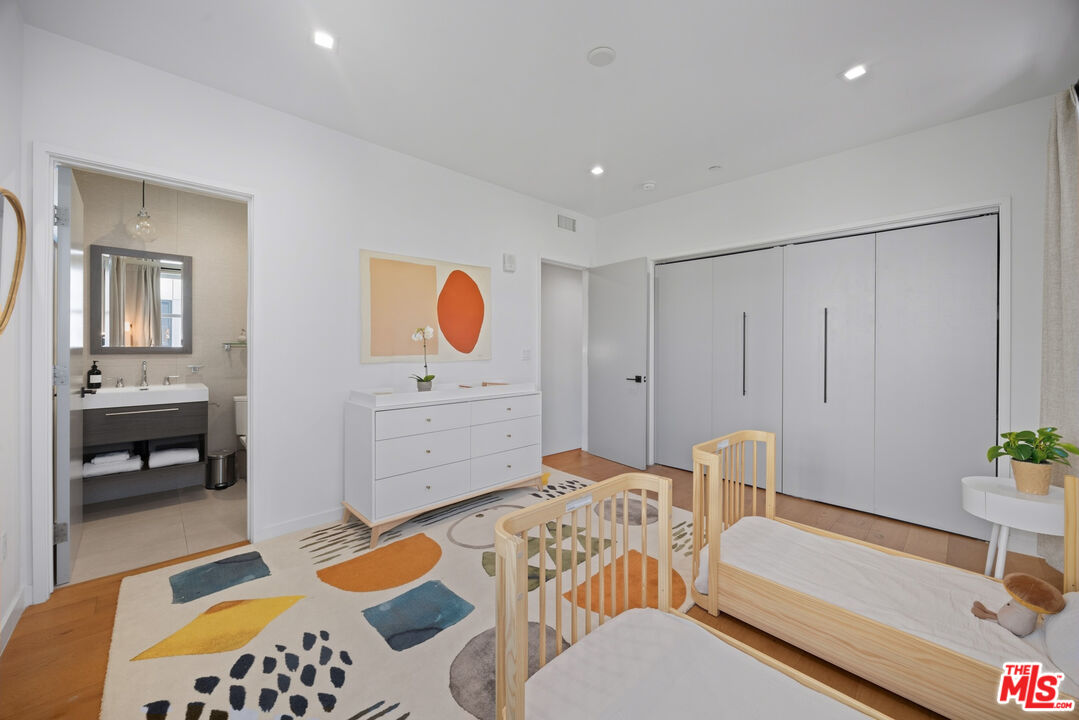 532 W Elk Ave Unit: 2