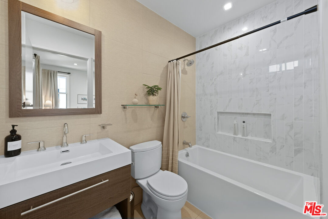 532 W Elk Ave Unit: 2