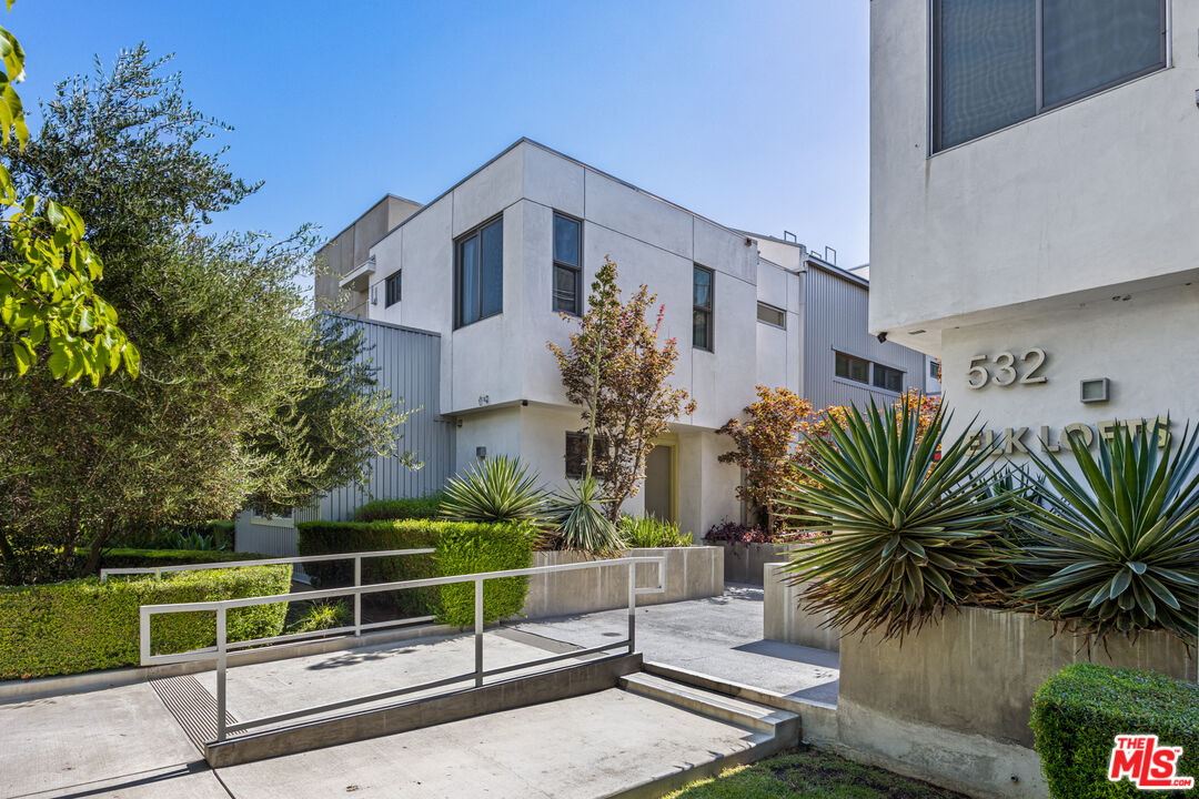 532 W Elk Ave Unit: 2