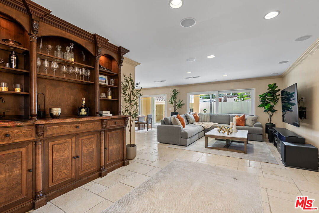 6138 Maryland Dr