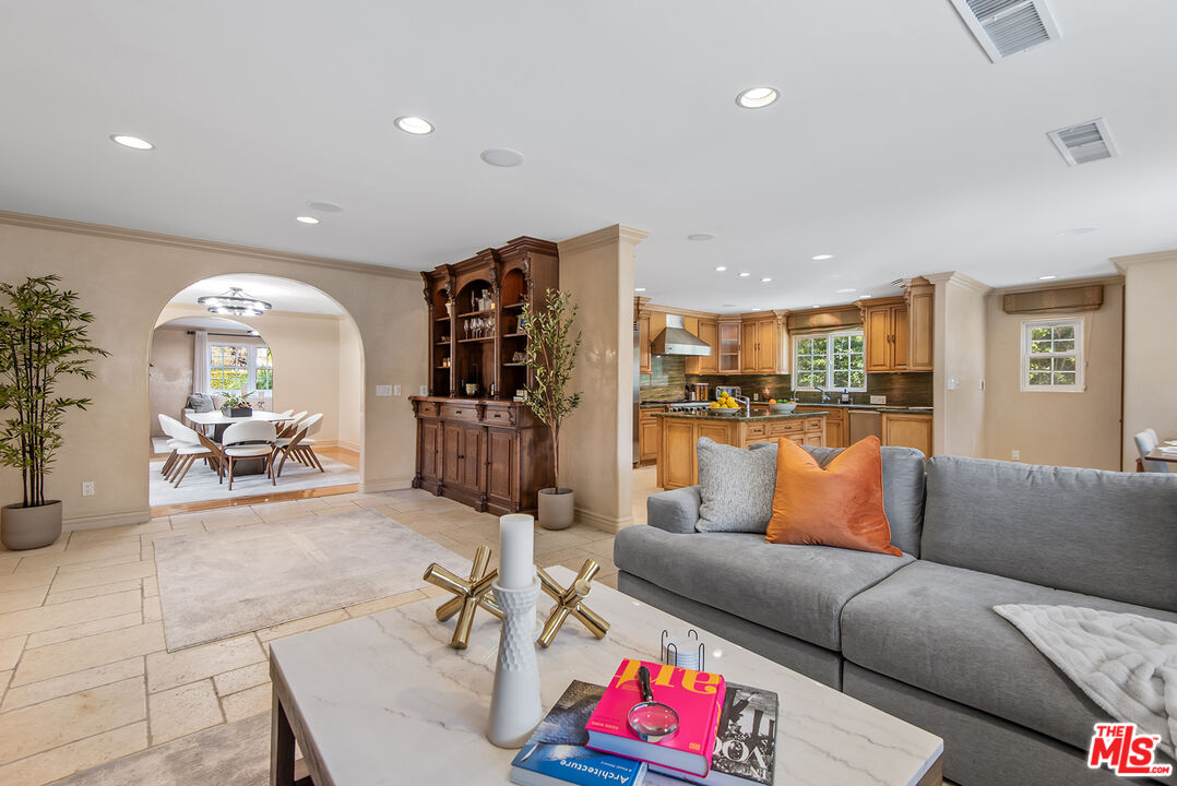 6138 Maryland Dr