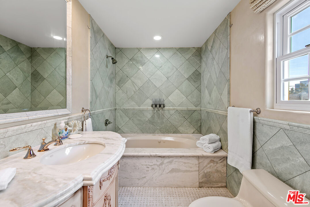 6138 Maryland Dr