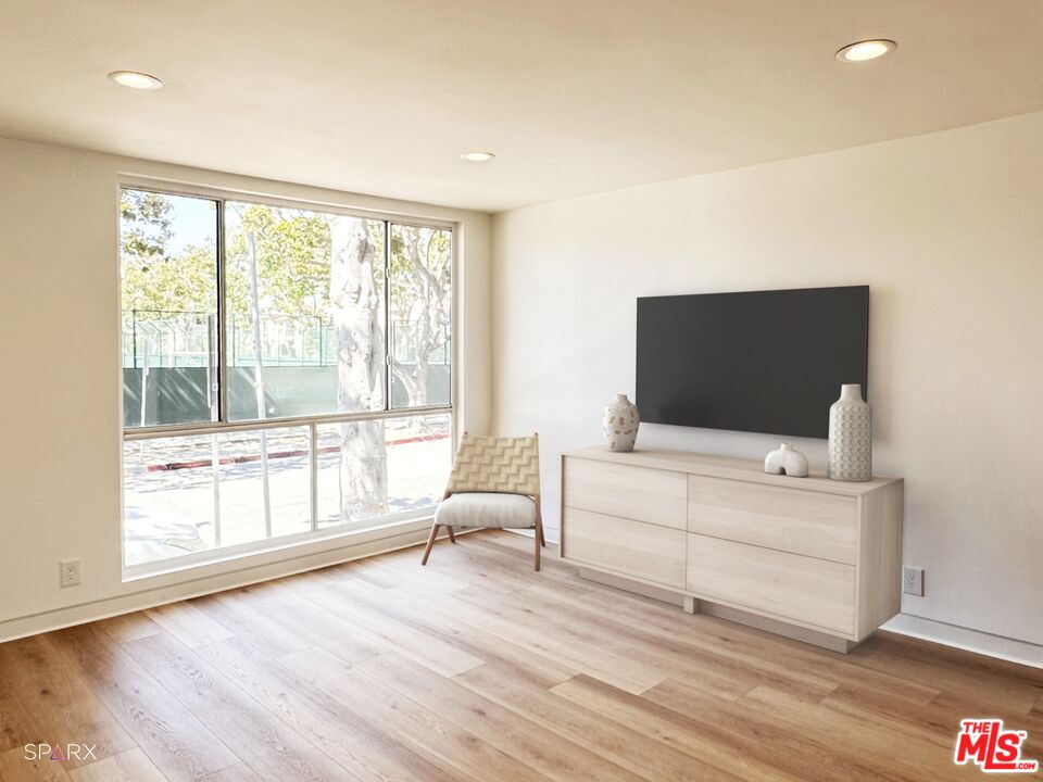 301 S Rexford Dr Unit: 1