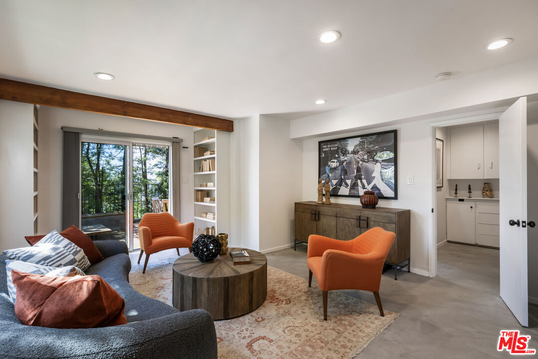 300 La Follette Dr