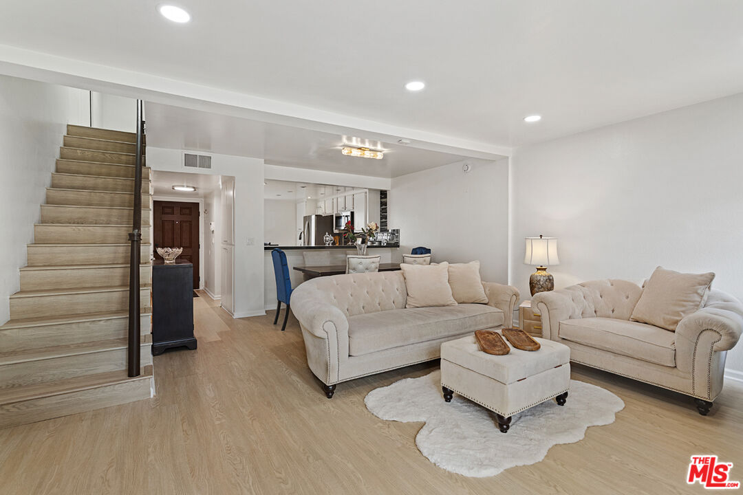 5720 Owensmouth Ave Unit: 152