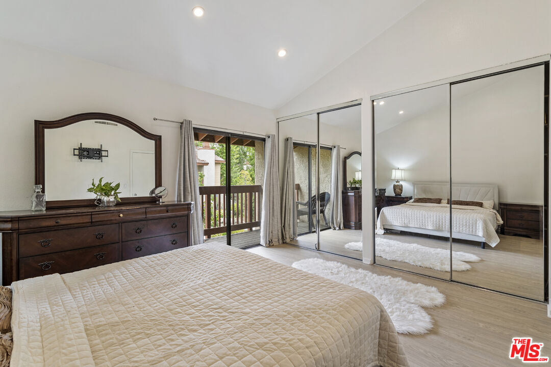 5720 Owensmouth Ave Unit: 152