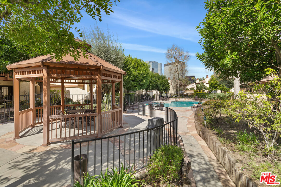 5720 Owensmouth Ave Unit: 152