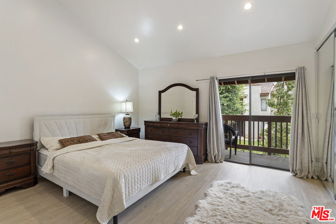 5720 Owensmouth Ave Unit: 152