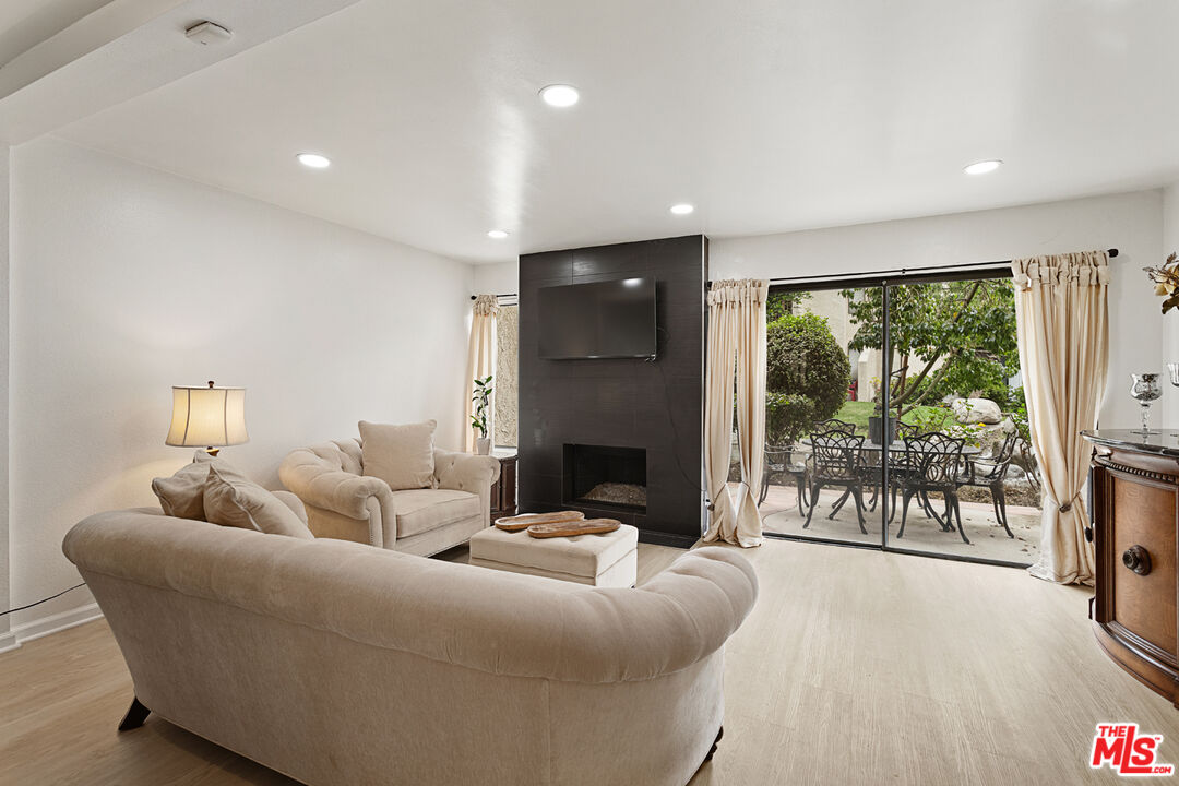 5720 Owensmouth Ave Unit: 152