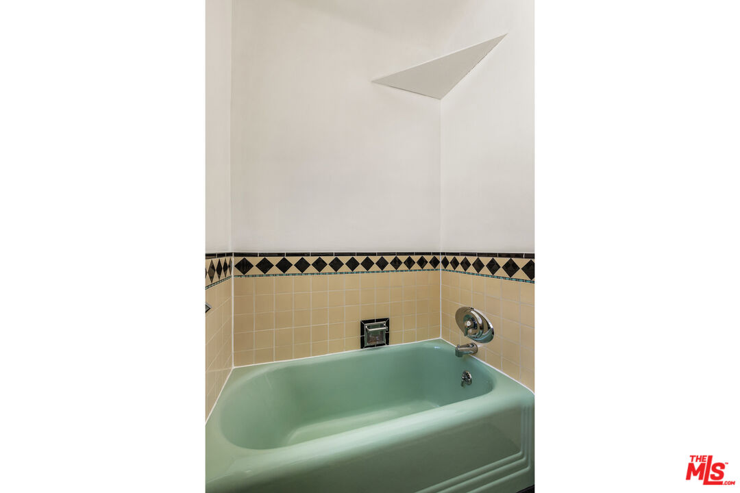 1147 S Westmoreland Ave Unit: 2