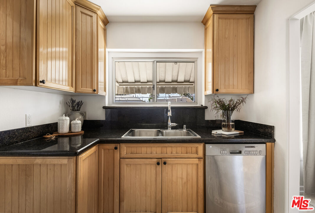 1147 S Westmoreland Ave Unit: 2