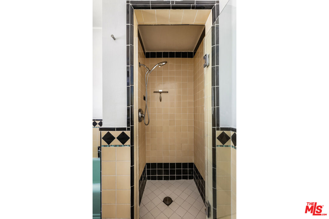 1147 S Westmoreland Ave Unit: 2