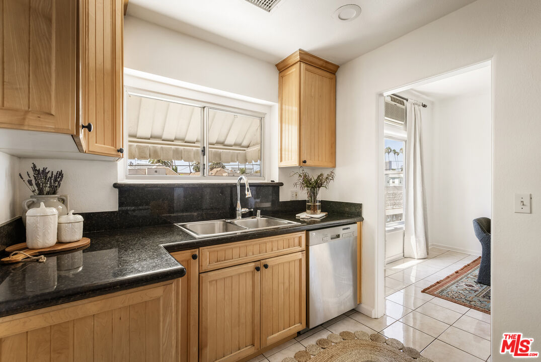 1147 S Westmoreland Ave Unit: 2