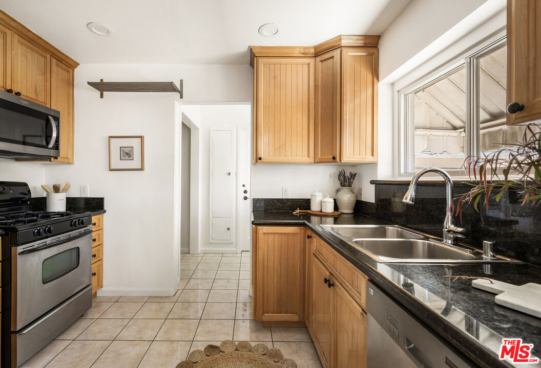 1147 S Westmoreland Ave Unit: 2