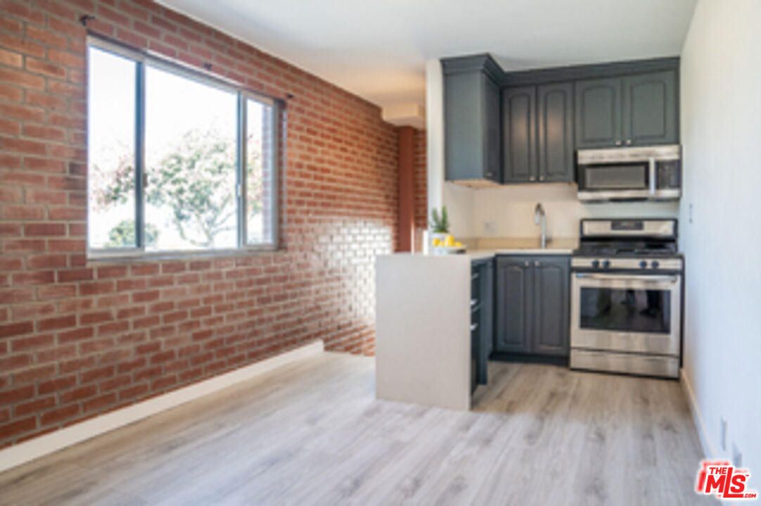 914 N Fairfax Ave Unit: 201