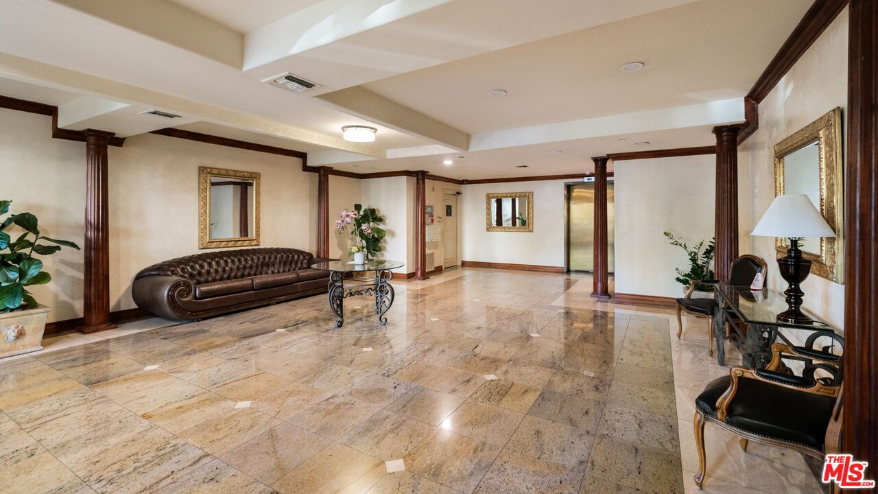 353 S Reeves Dr Unit: 202