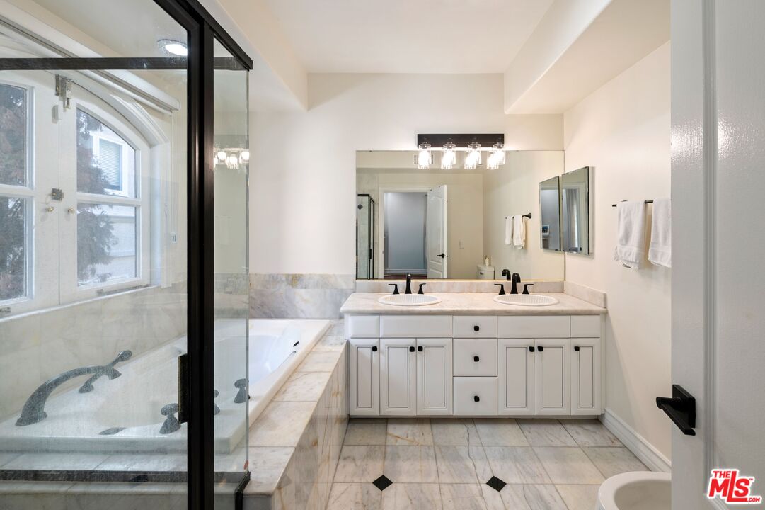 353 S Reeves Dr Unit: 202