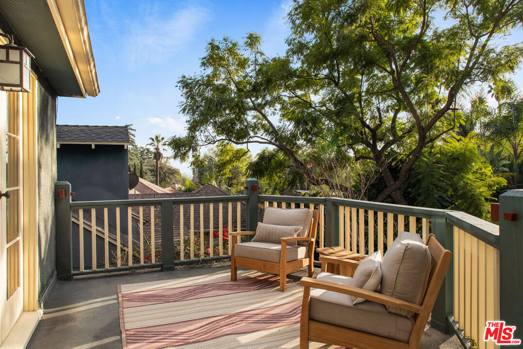 2555 N Altadena Dr