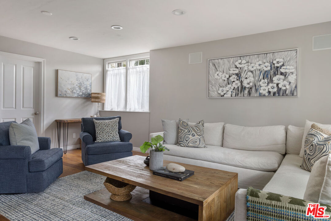 2555 N Altadena Dr