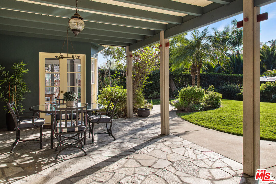 2555 N Altadena Dr