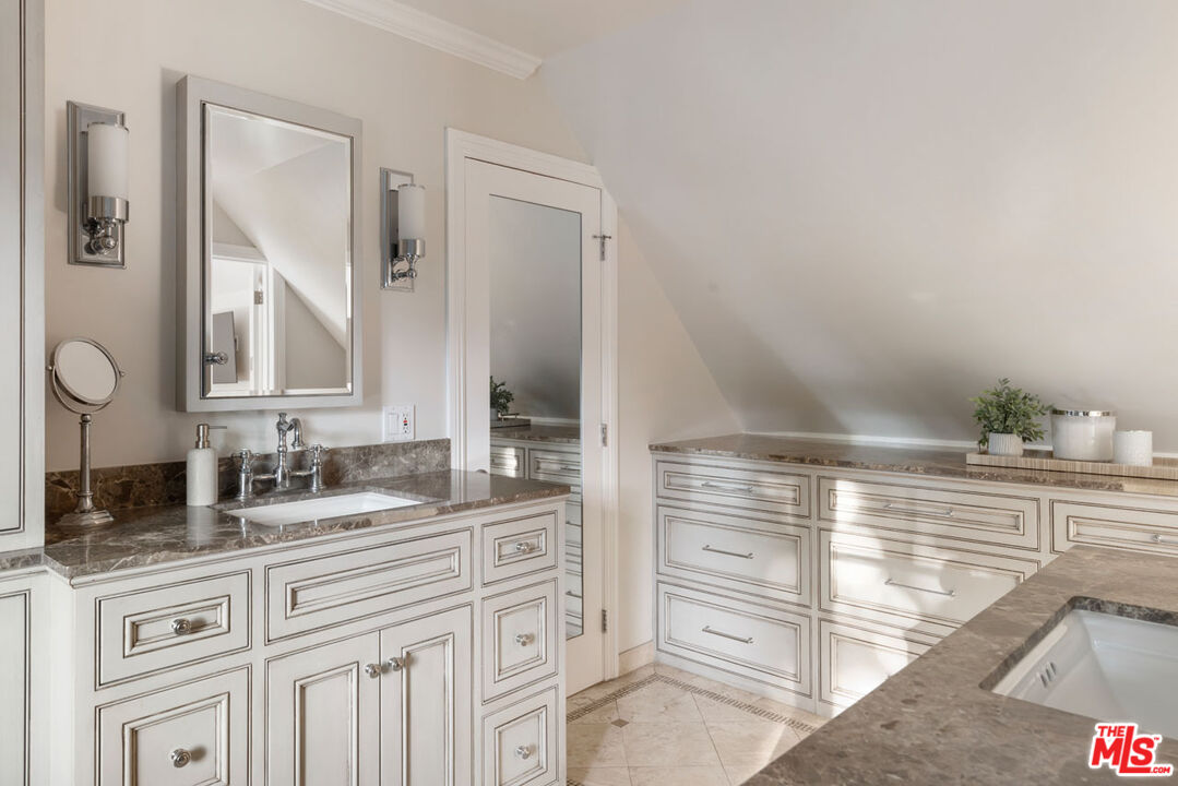 2555 N Altadena Dr
