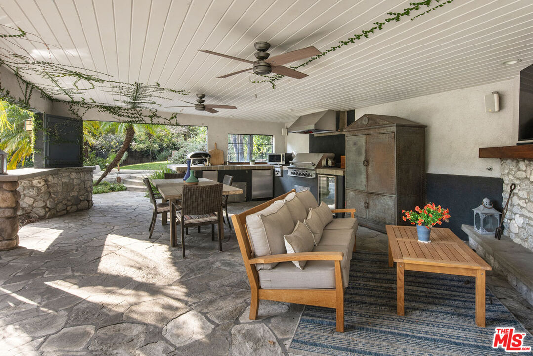2555 N Altadena Dr