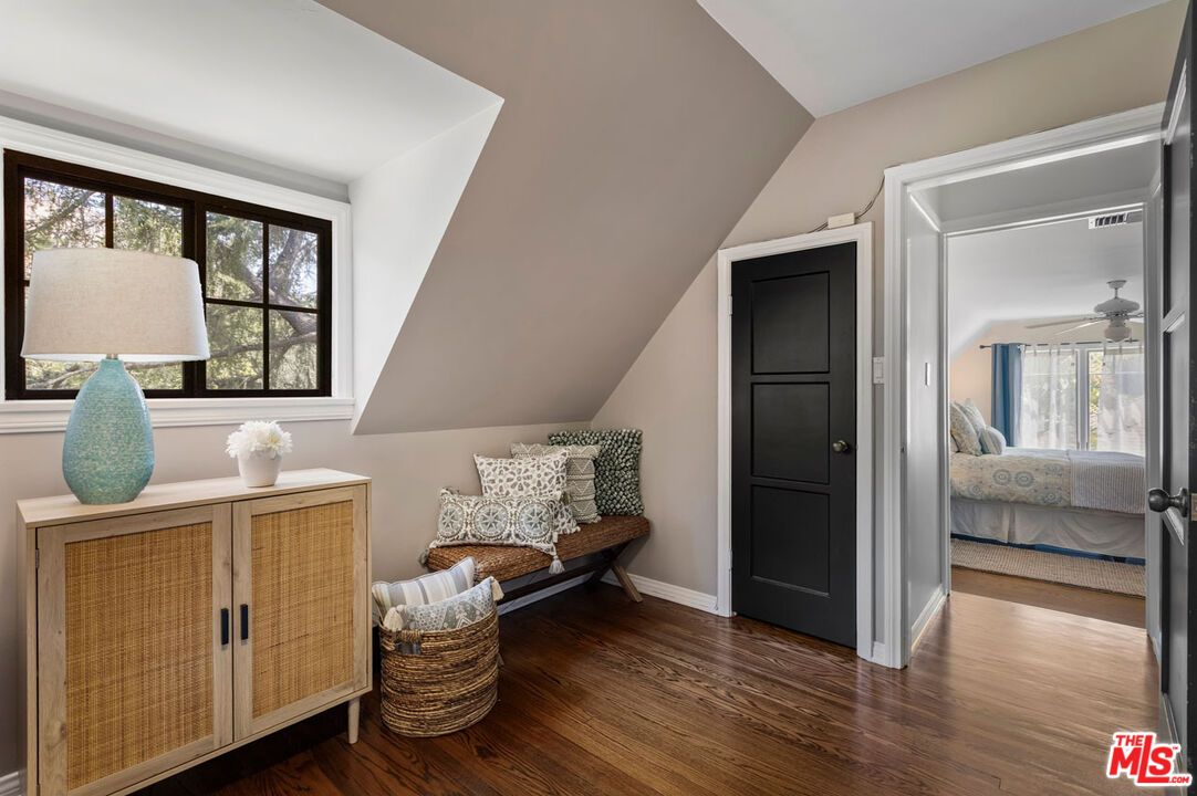 2555 N Altadena Dr