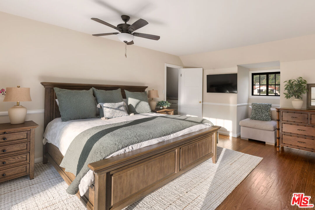 2555 N Altadena Dr