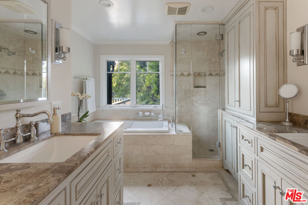 2555 N Altadena Dr