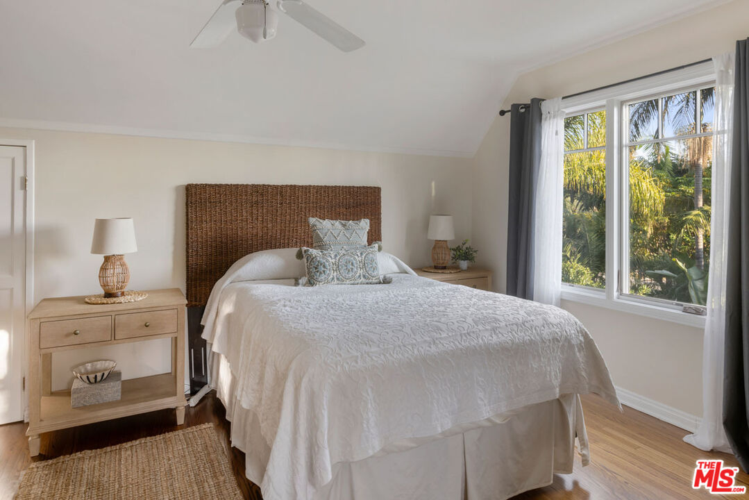 2555 N Altadena Dr