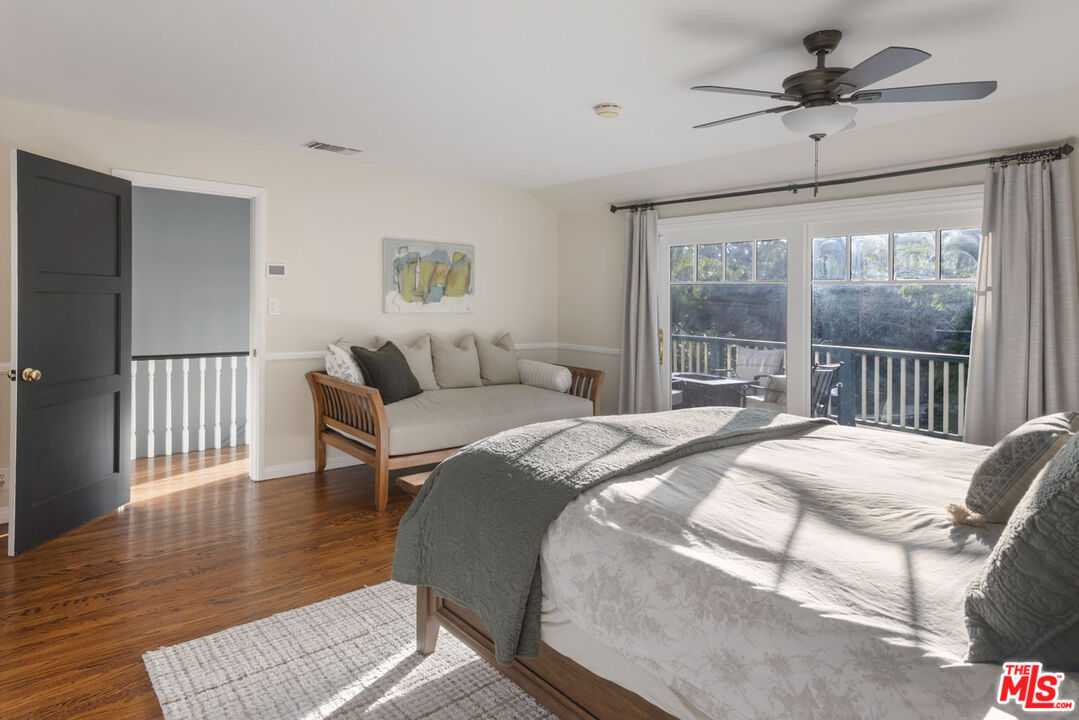 2555 N Altadena Dr