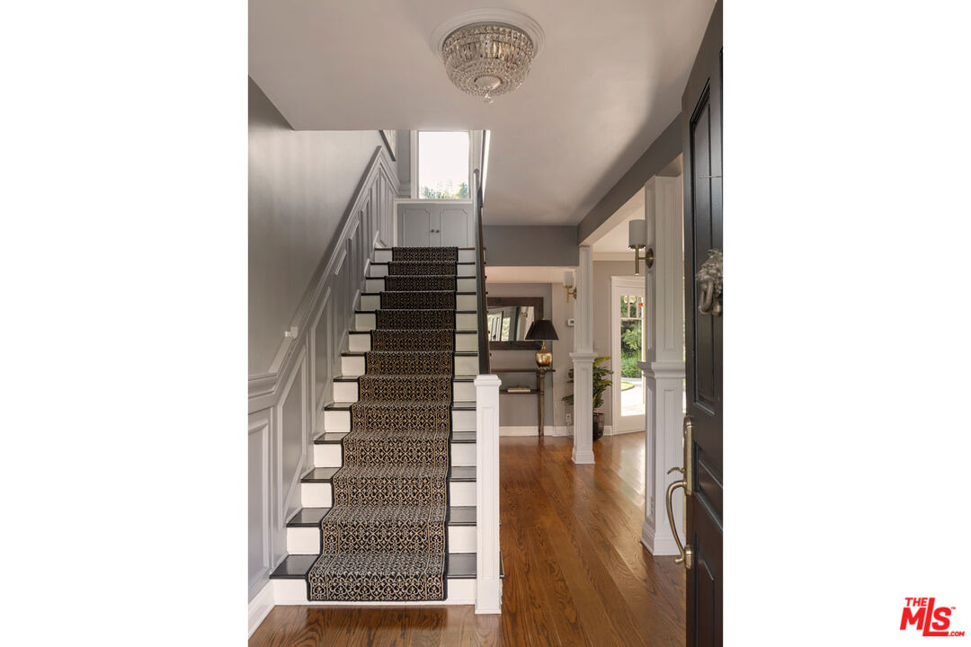 2555 N Altadena Dr