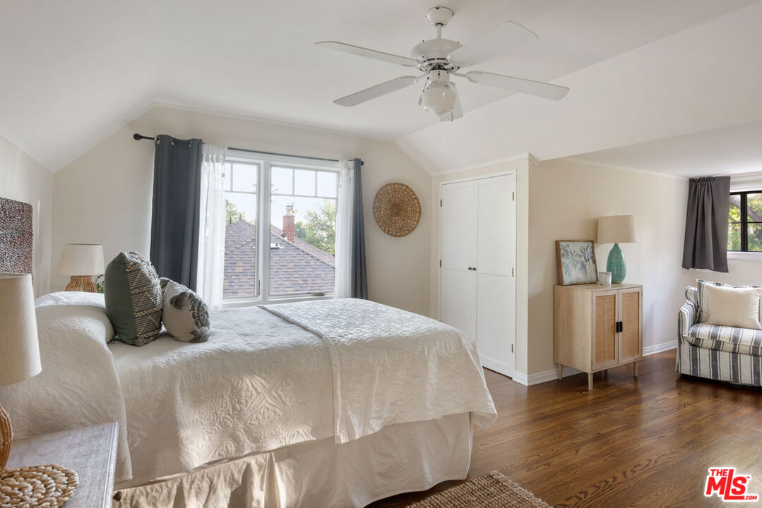 2555 N Altadena Dr