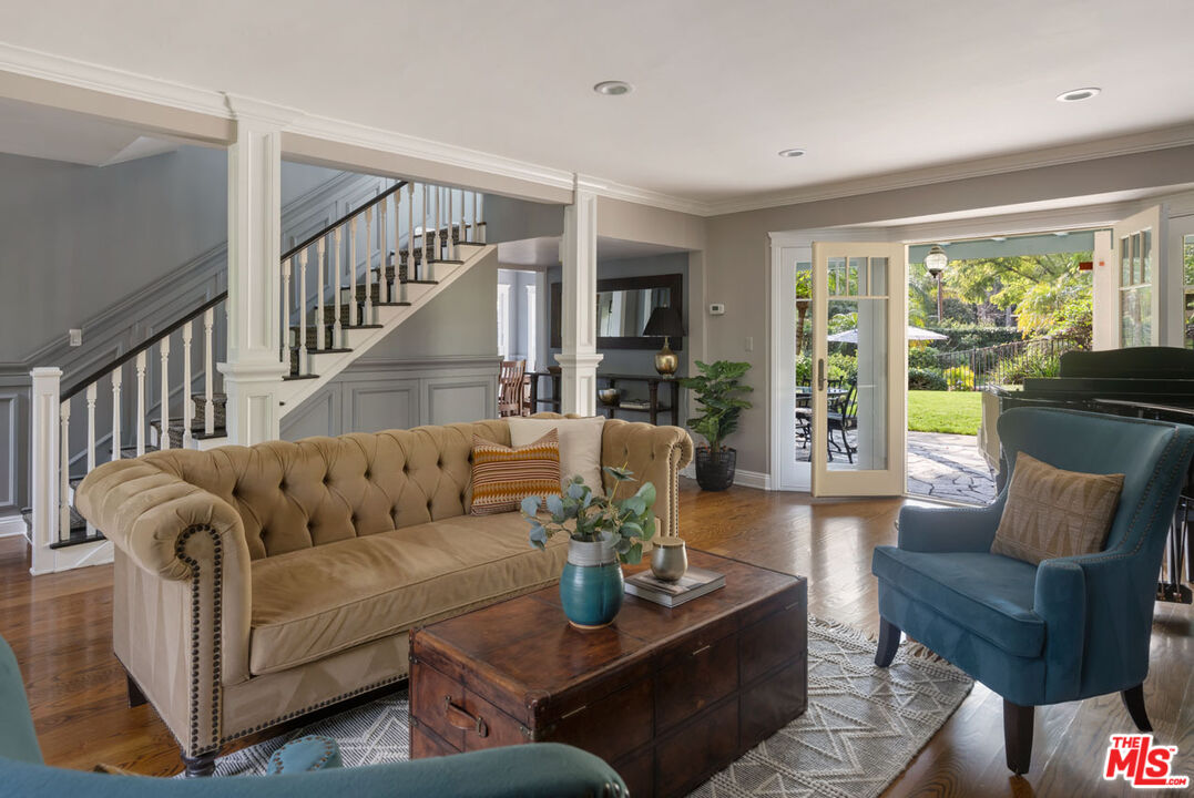 2555 N Altadena Dr