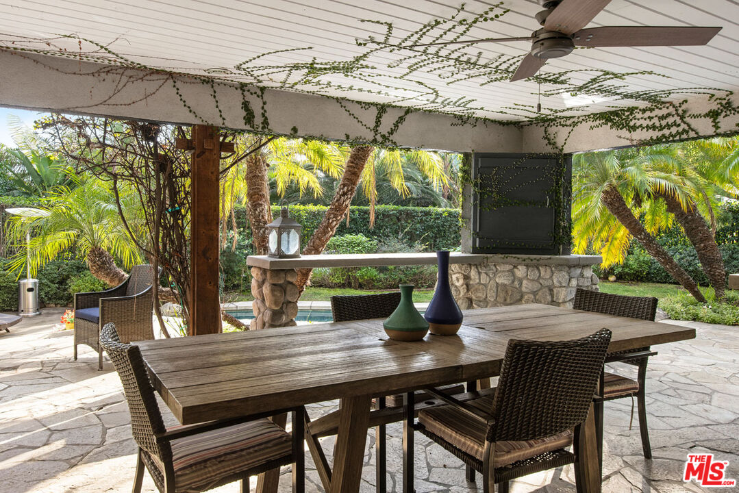 2555 N Altadena Dr