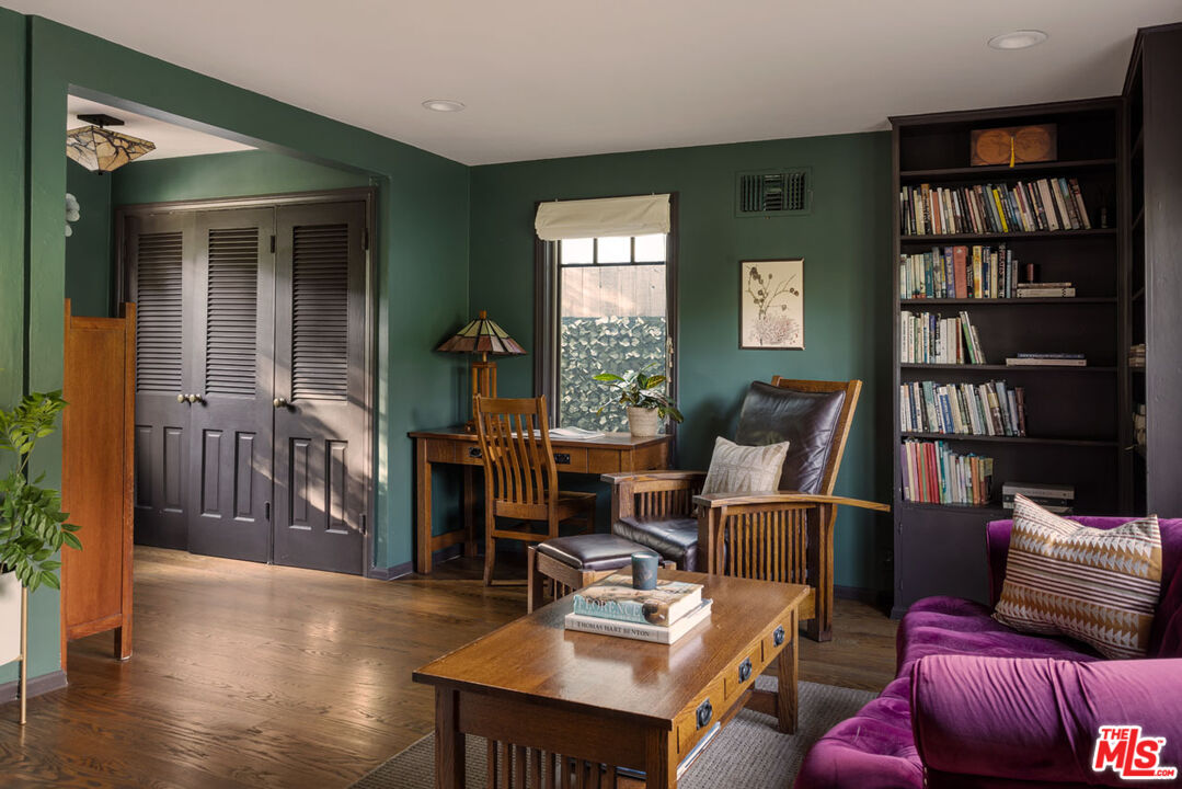 2555 N Altadena Dr