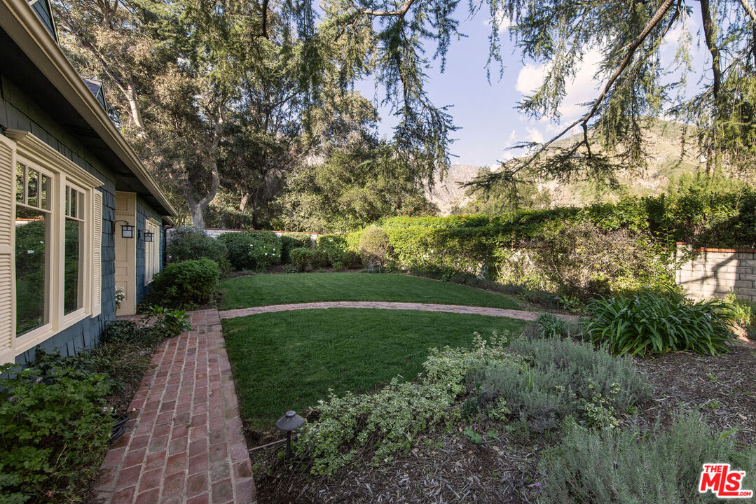 2555 N Altadena Dr