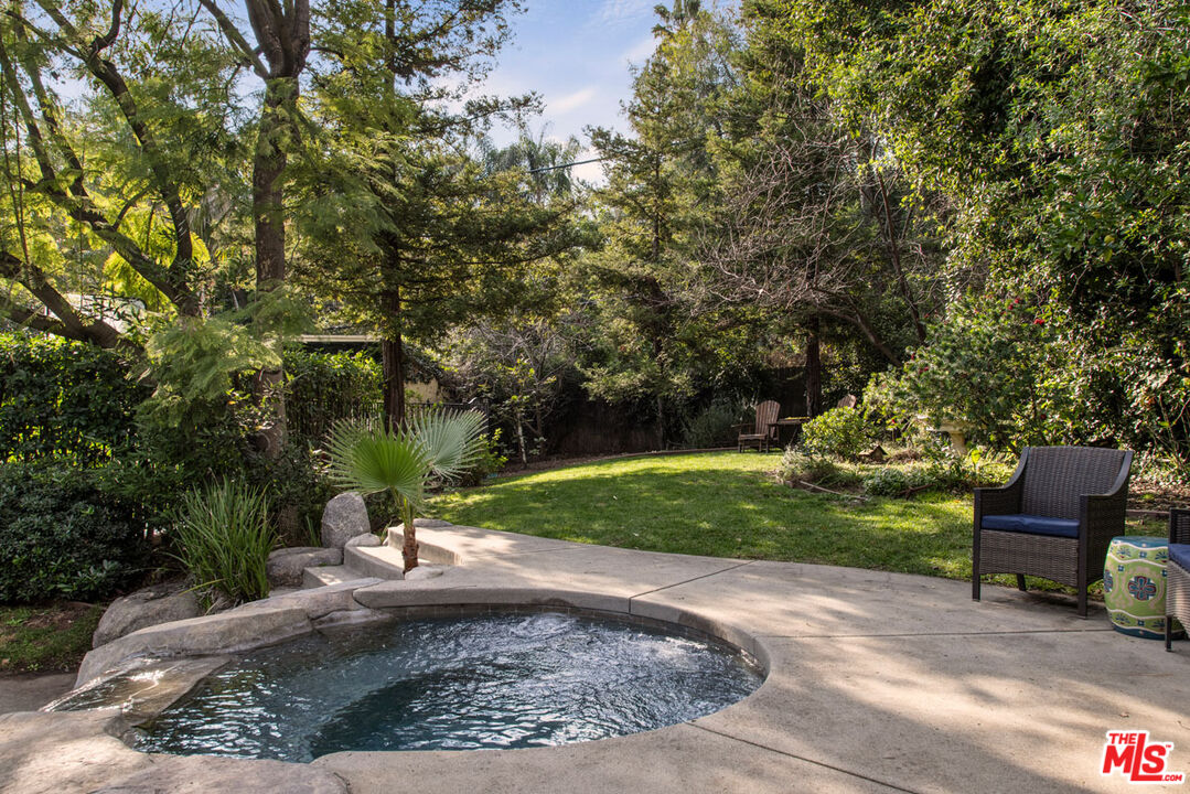2555 N Altadena Dr