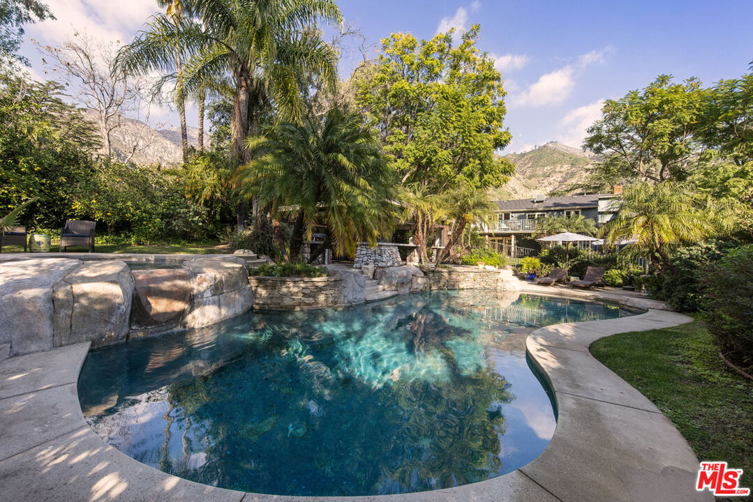 2555 N Altadena Dr