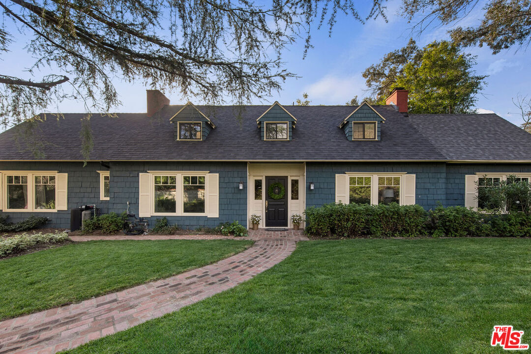 2555 N Altadena Dr