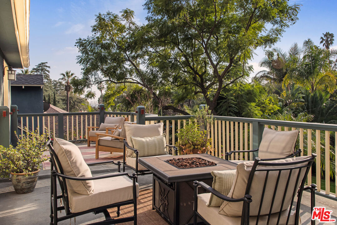 2555 N Altadena Dr