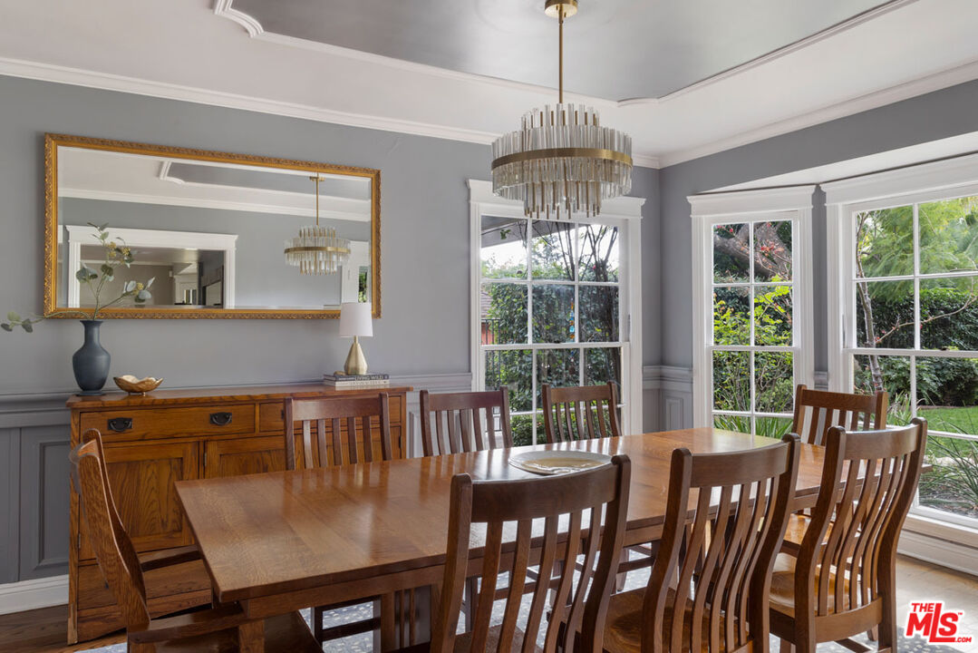 2555 N Altadena Dr