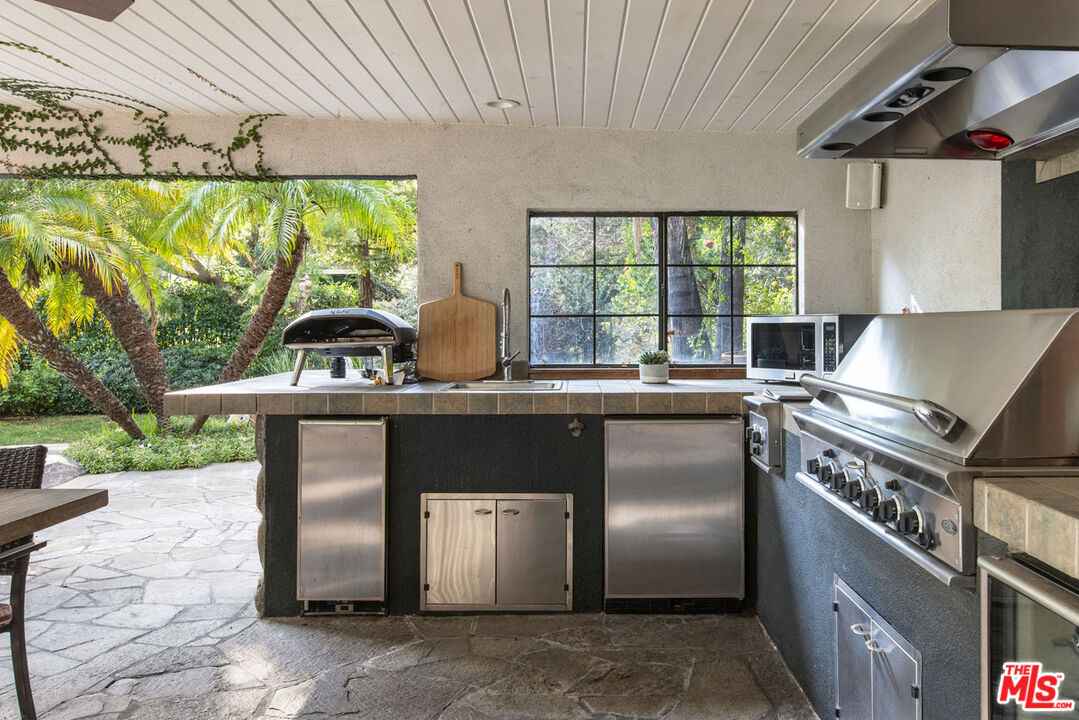 2555 N Altadena Dr
