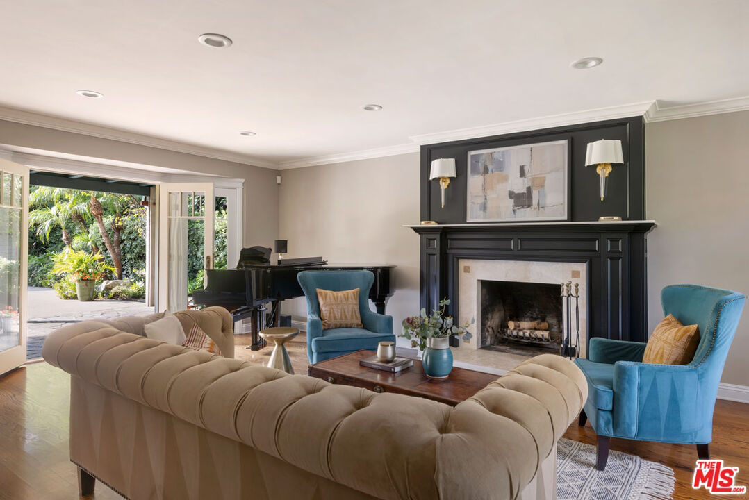 2555 N Altadena Dr