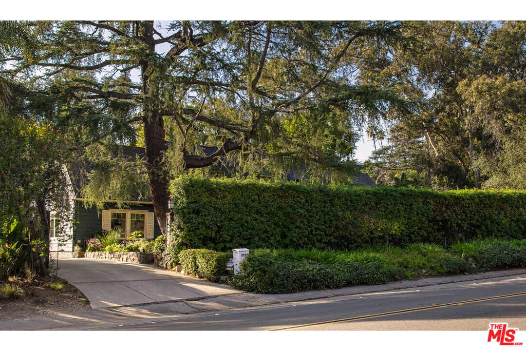 2555 N Altadena Dr