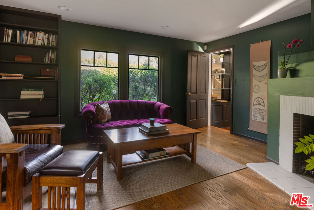 2555 N Altadena Dr
