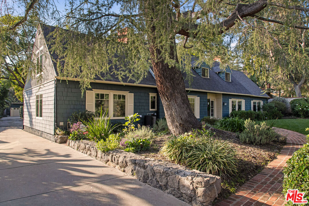 2555 N Altadena Dr