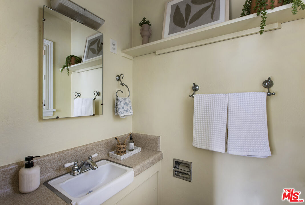 16 Oak Knoll Gardens Dr